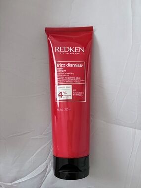 Redken Frizz Dismiss Mask - Red with Black Cap
